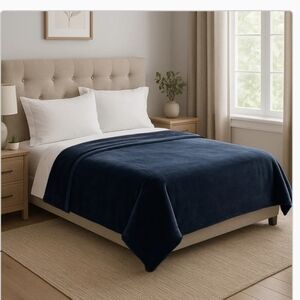 (Ew)Kirkland Signature plush blanket